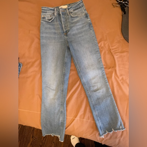 ZARA Cropped Flare Raw Hem Jean - Light Wash - Picture 2 of 4